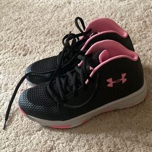 Youth UA basketball shoes - perfect condition